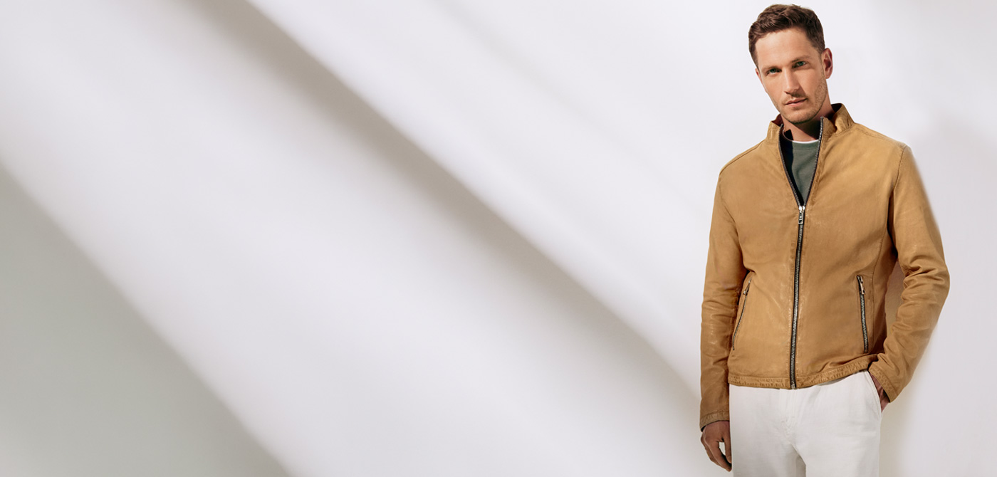 Hellbraune Lederjacke mit Reißverschluss, getragen von Mann mit weißem Hemd