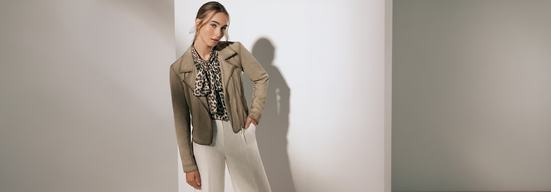 Dame in grauer Lederjacke
