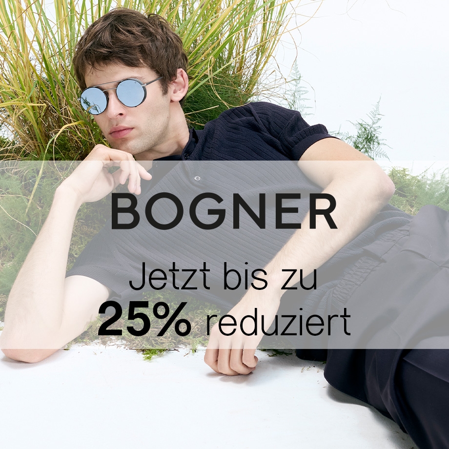 Mann in schwarzem Strickpoloshirt mit Sonnenbrille, lässig im Grünen liegend