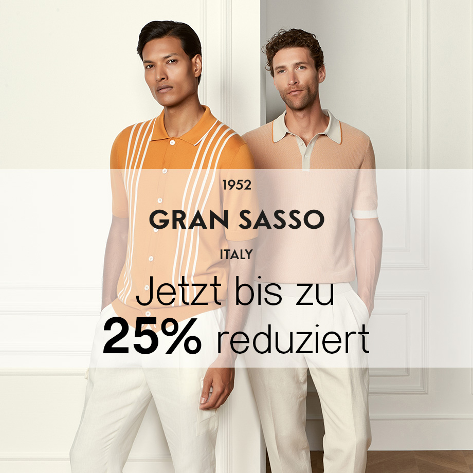 Herren im orangefarbenen Strick-Poloshirt mit Streifen und beige Poloshirt, beide mit beigen Hosen