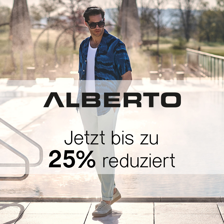 Herr im blau gemusterten Kurzarmhemd und weißem T-Shirt, lässig am Pool stehend