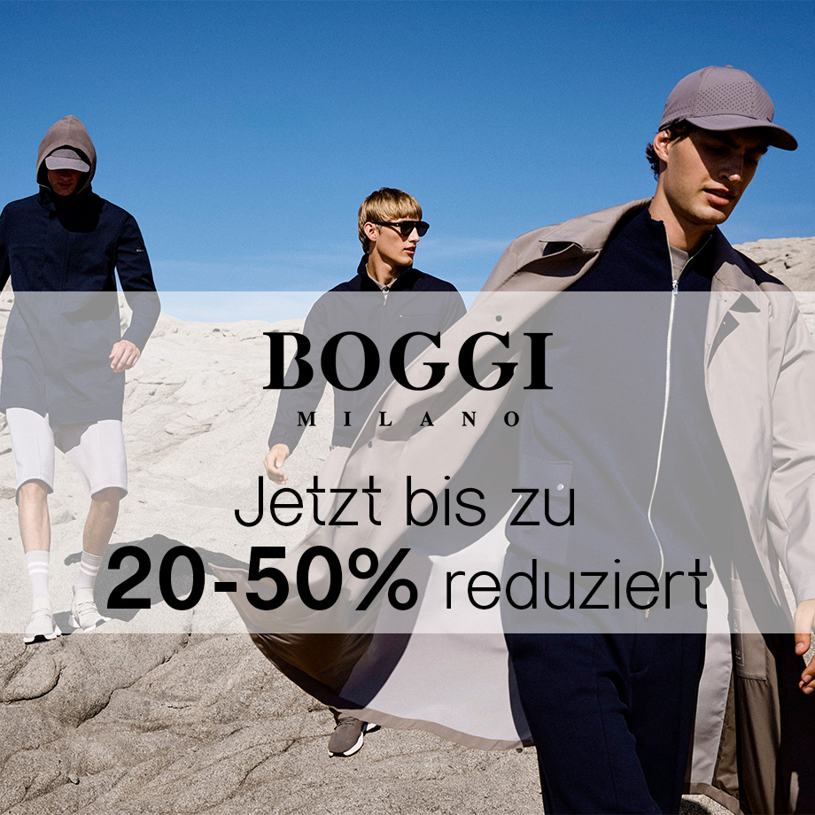 Männer in sportlichen Mänteln und Basecaps auf hellem Sand, lässig präsentiert