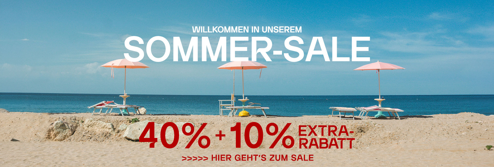 Sommerlandschaft mit rosa Sonnenschirmen und Liegestühlen am Strand vor blauem Meer
