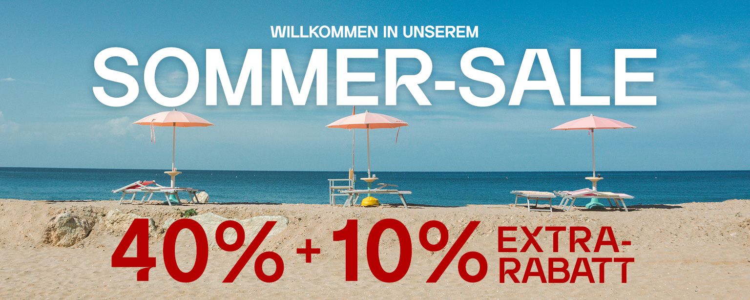 Sommer Sale 40% + 10% Extra Rabatt. Strand mit Sonnenschirmen und Liegestühlen, blauer Himmel und Meer