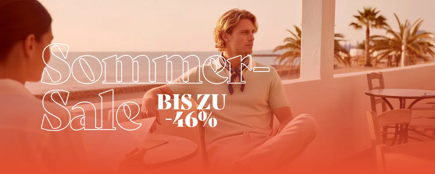 Sommer Sale bis zu 46%, Hellbeiges T-Shirt, elegant mit Schal kombiniert, Mann sitzt entspannt auf Terrasse am Meer