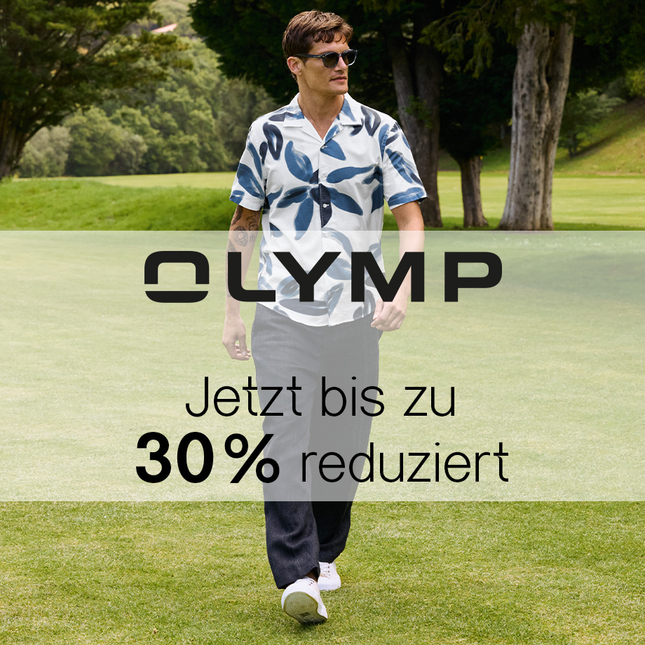 Mann in weißem Kurzarm-Hemd mit blauem Blumenmuster, lässig auf Rasen gehend