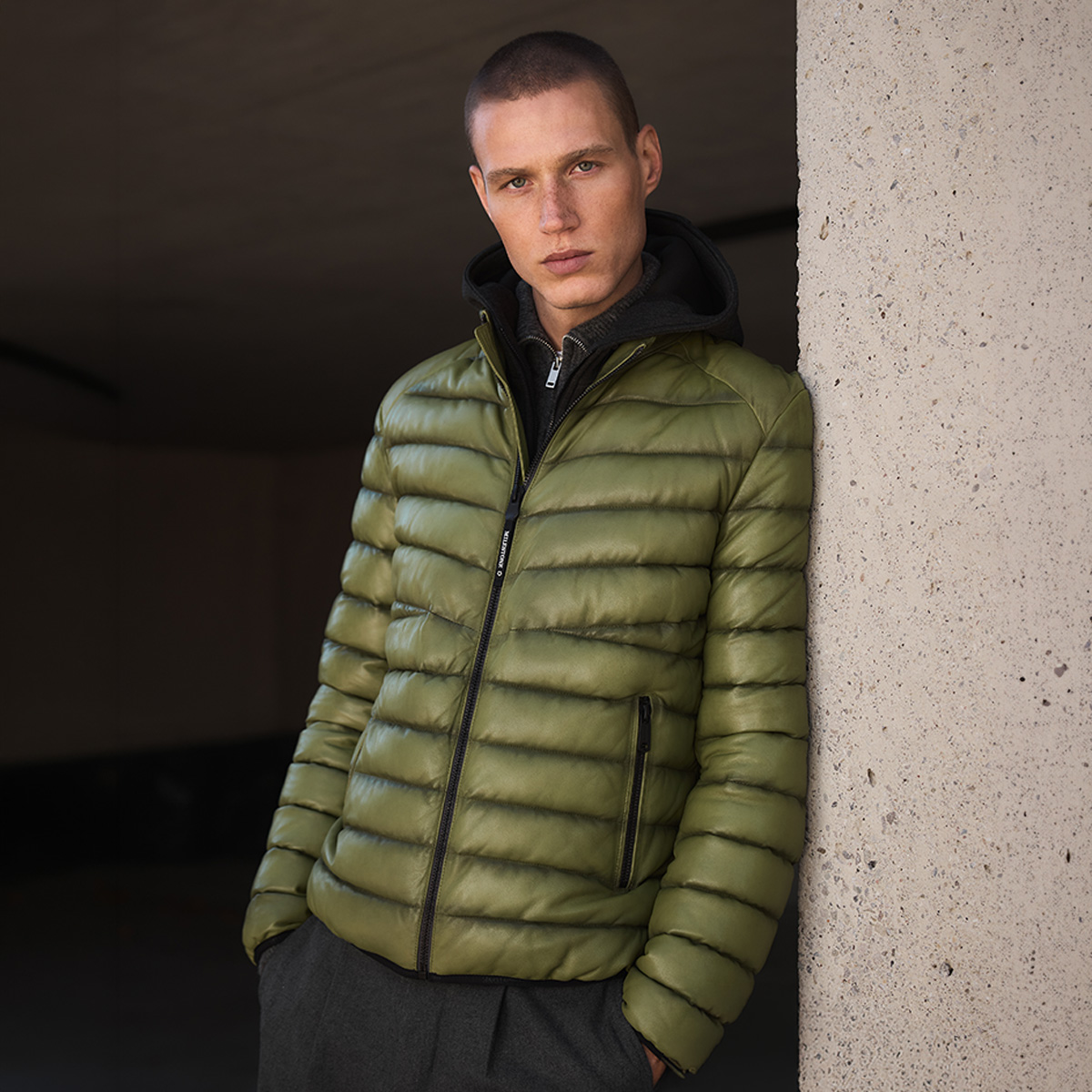 Grüne Daunenjacke aus Nylon, lässig getragen, Stehkragen, Reißverschluss