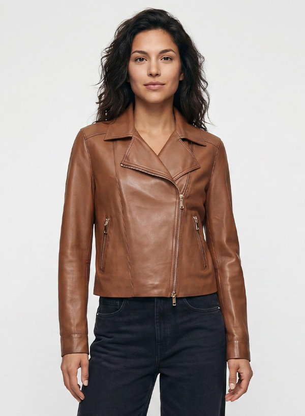 Dame trägt braune Lederjacke