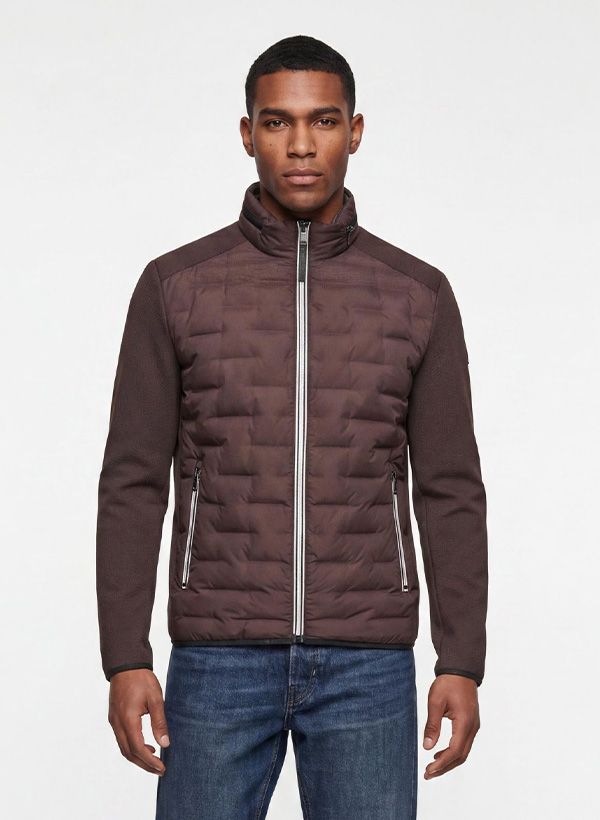 Braune Steppjacke mit Stehkragen, Reißverschluss und seitlichen Taschen, lässig getragen