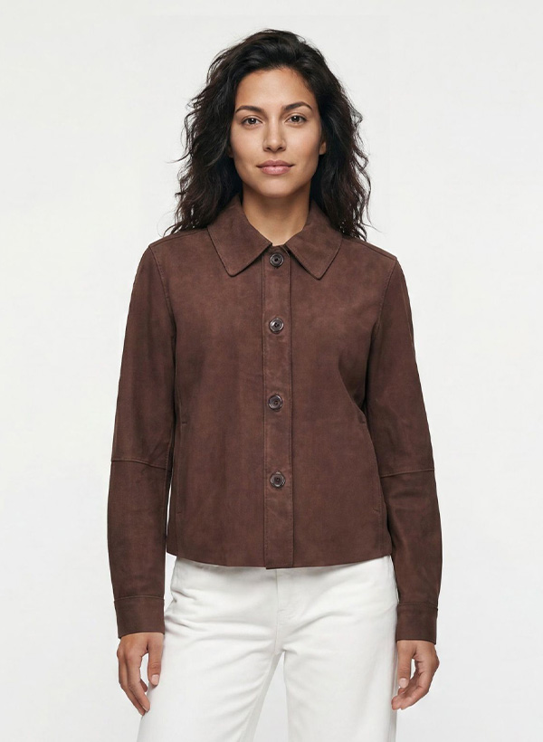 Dame trägt braune Velourslederjacke