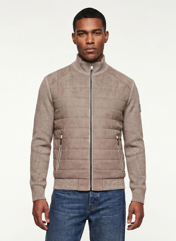 Steppjacke in Taupe mit Strickärmeln und Reißverschluss, lässig getragen