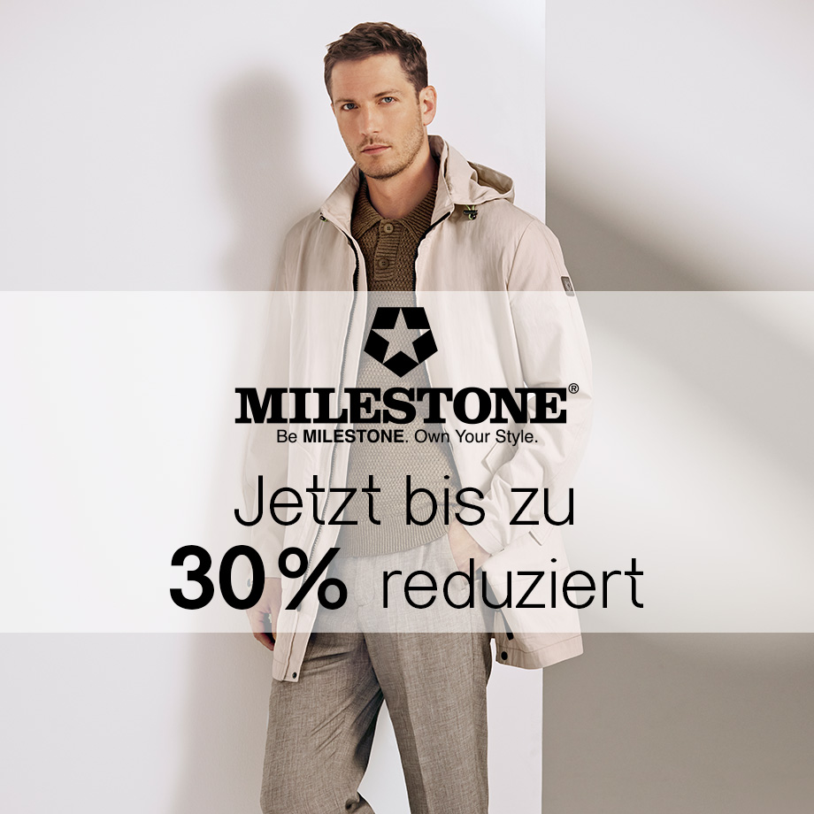 Hellbeige Herrenmantel aus Baumwolle, über braunem Pullover und grauer Hose, lässig getragen