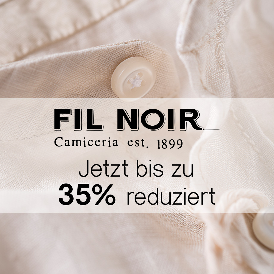 Detailaufnahme eines cremefarbenen Hemdes aus Leinen mit Knöpfen.