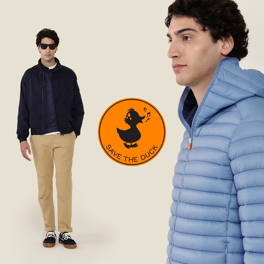 Hellblaue Daunenjacke mit Kapuze, getragen über dunkler Kleidung, beige Hose