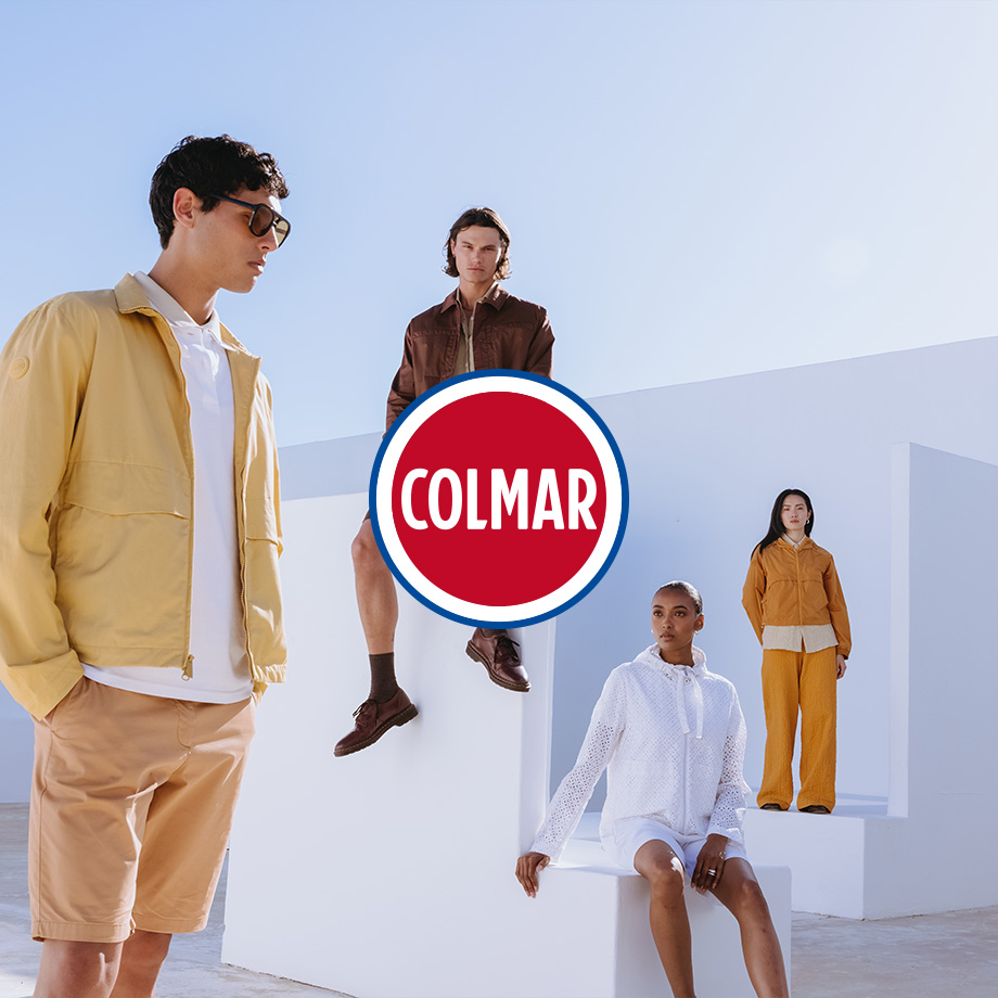 Gelbe Sommerjacke für Herren, kombiniert mit beiger Shorts, lässiger Look im Freien