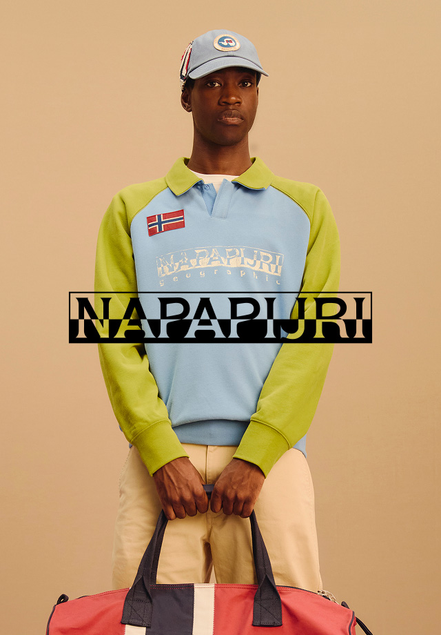 Mann in zweifarbigem Poloshirt mit norwegischem Flaggen-Patch, pastellfarben, lässig präsentiert