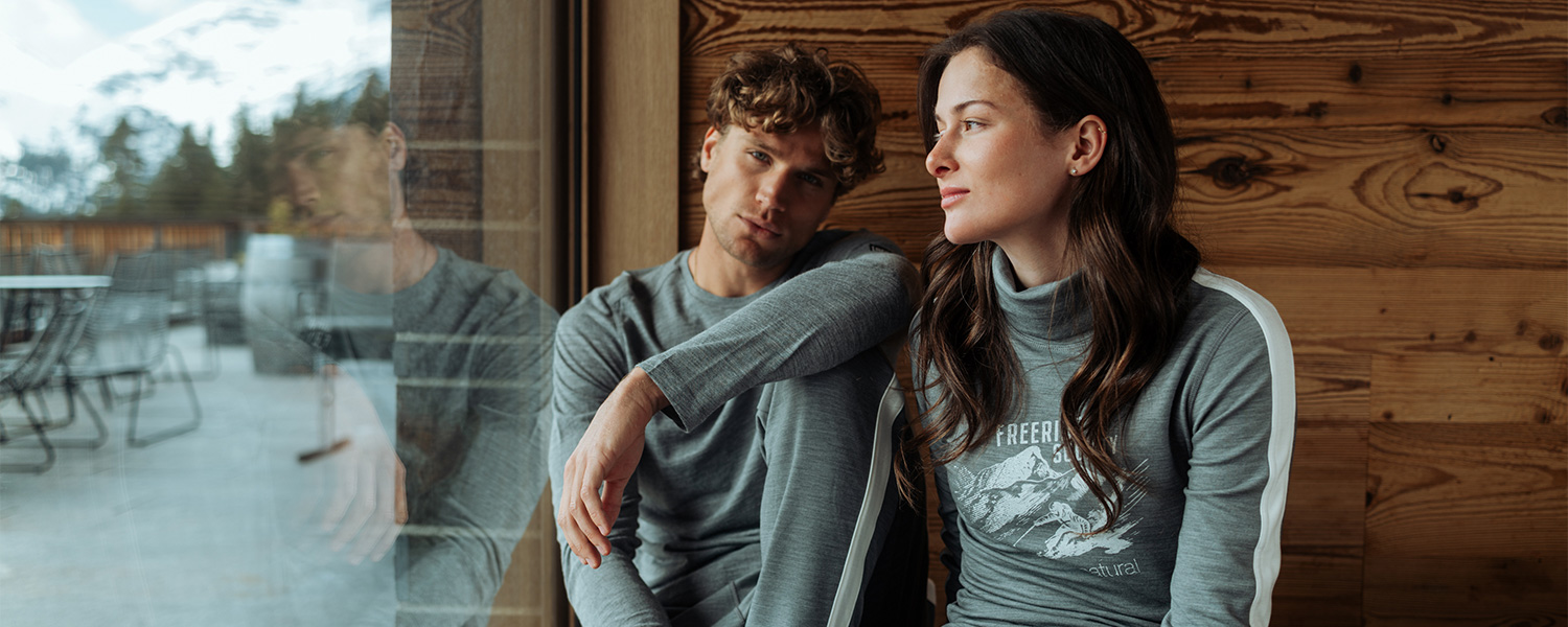 Graues Langarmshirt für Herren aus Baumwollmischung, leger getragen, mit natürlichem Printmotiv