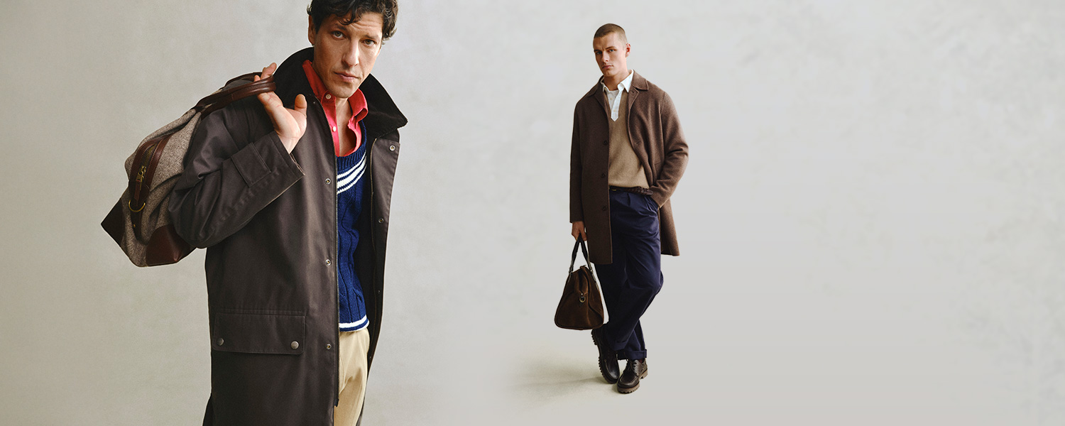 Herren in braunen Mänteln mit Tasche tragen Pullover und Hemd, legere Business-Mode.