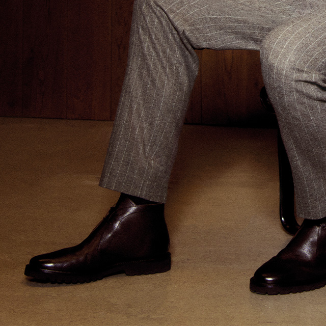 Graue Anzughose mit feinem Streifenmuster, braune Lederhalbschuhe im Büro getragen