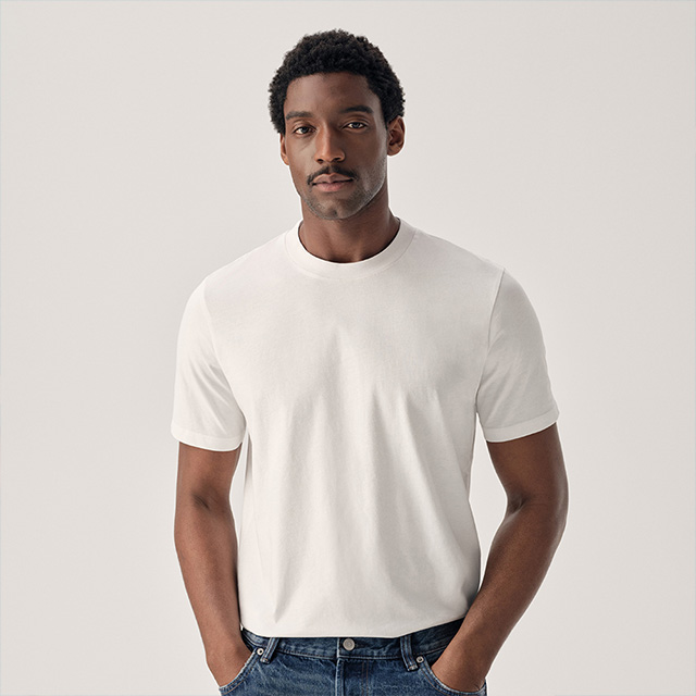 Herren T-Shirt Weiß aus Baumwolle, klassisch getragen mit Denim-Jeans