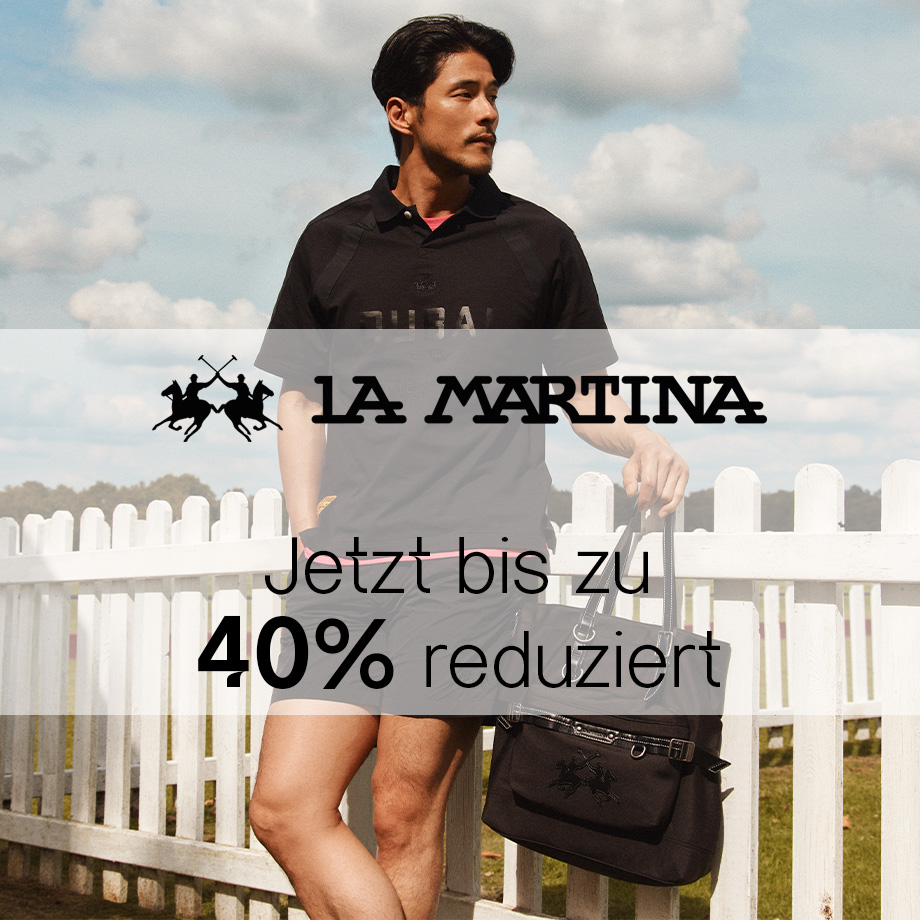 Herr in schwarzem Poloshirt und Shorts, stehend mit Tasche im Freien