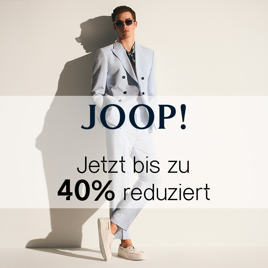 Hellblaues Leinen-Sakko-Set, doppelt geknöpft, Mann mit Sonnenbrille und Sneakers lässig gegen Wand gelehnt