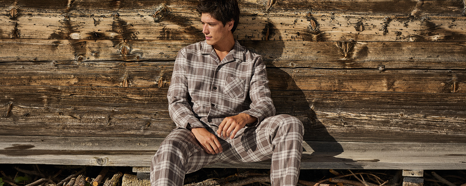 Karierter Herren-Pyjama in Beige-Weiß, aus Baumwolle, lässig im Freien getragen