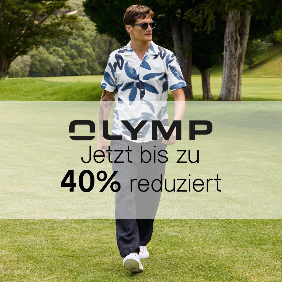 Mann im blauen Hawaiihemd mit floralem Muster beim Spaziergang auf Golfplatz