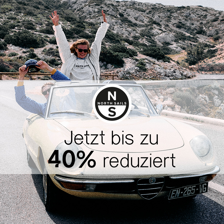 Person in weißem North Sails Sweatshirt und Jacke im Cabrio, lässiger Freizeitlook.