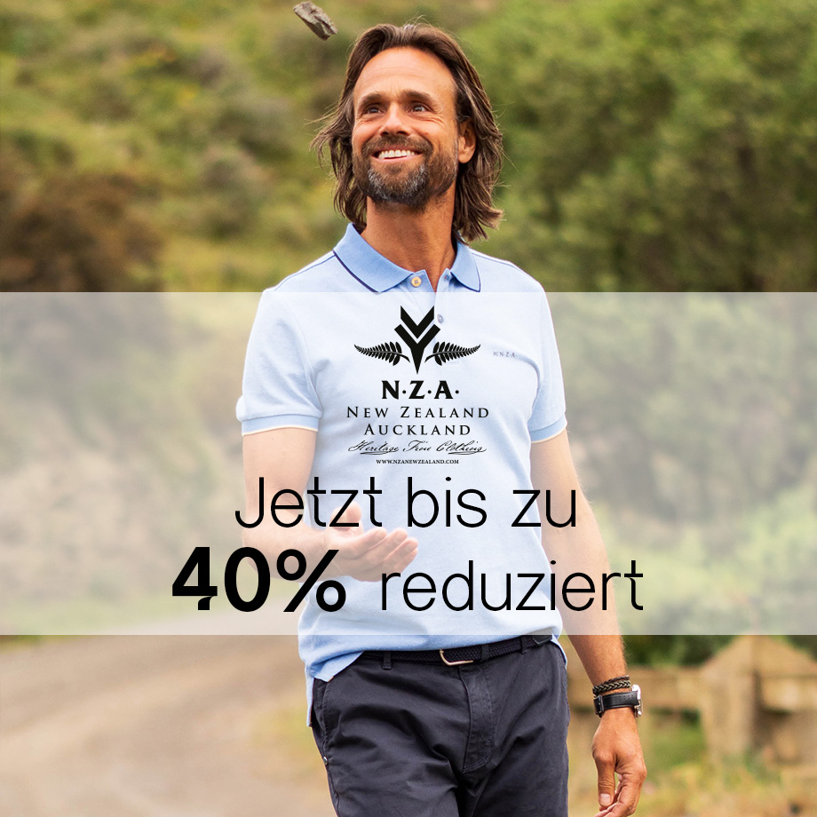 Mann in hellblauem Poloshirt mit appliziertem Logo, leger in der Natur unterwegs.