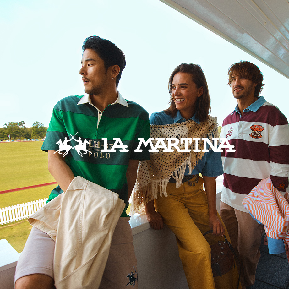 Grün-weiß gestreiftes Poloshirt aus Baumwolle, sportlich getragen auf Polo-Veranstaltung
