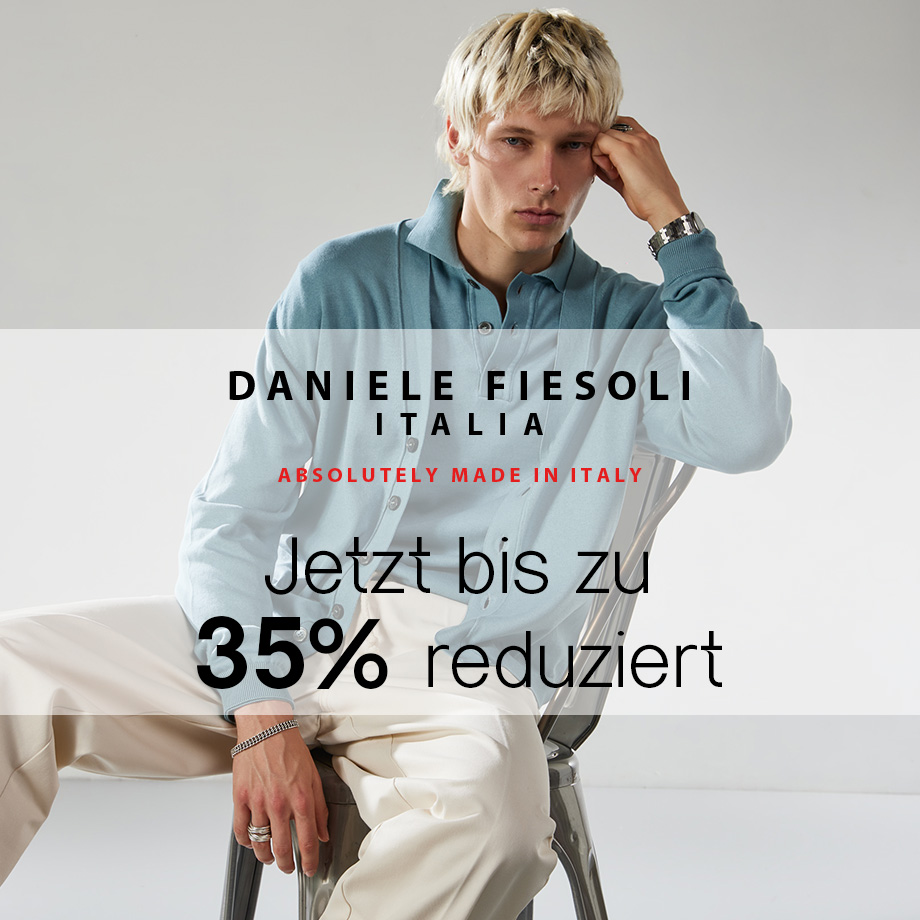 Hellblauer Strickpullover aus Baumwolle, locker getragen, kombiniert mit beigen Hosen