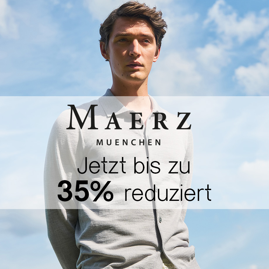 Hellgrauer Strickpullover, elegant getragen im Freien vor blauem Himmel