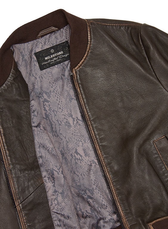 Braune Lederjacke mit gemustertem Innenfutter, Reißverschluss geöffnet