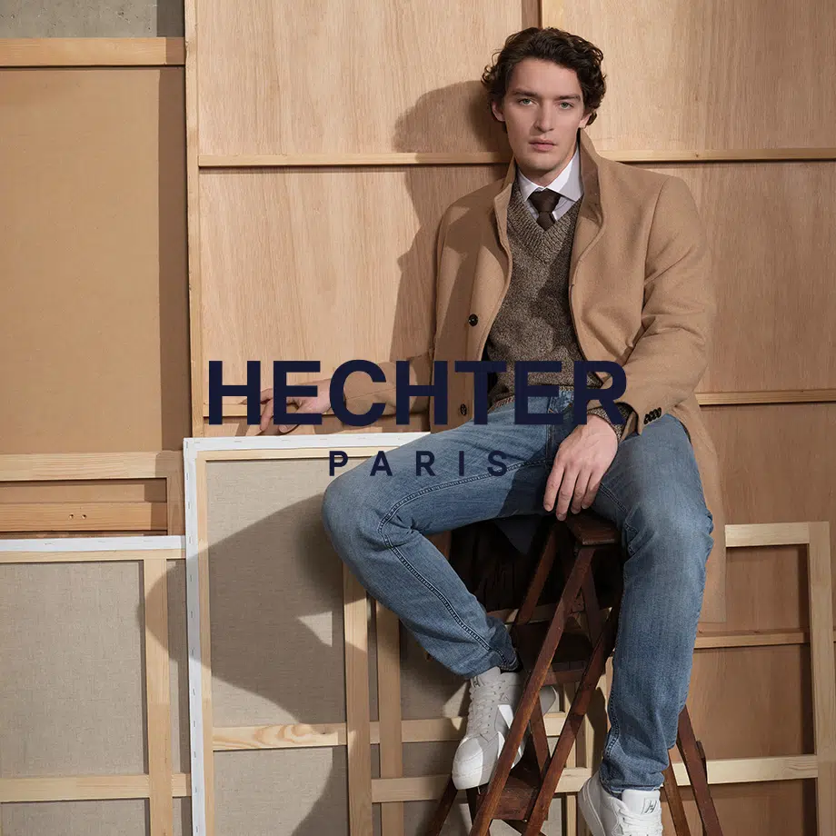 Hellbrauner Wollmantel und brauner Strickpullover über Hemd, casual mit Jeans kombiniert