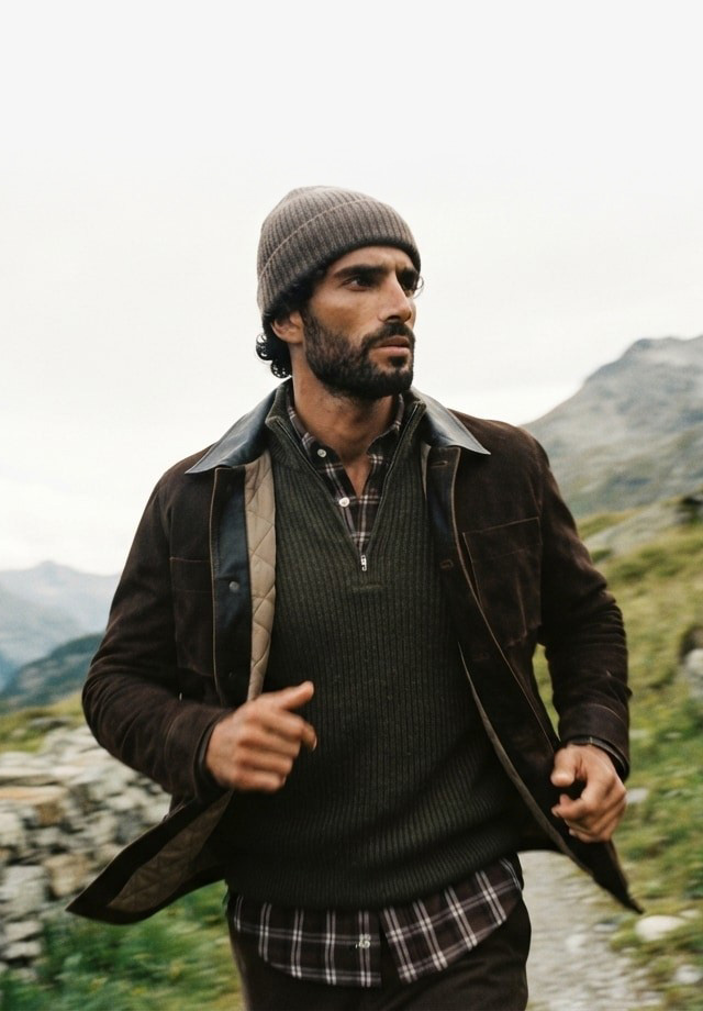Braune Lederjacke mit kariertem Hemd und Strickpullover, lässig im Freien getragen