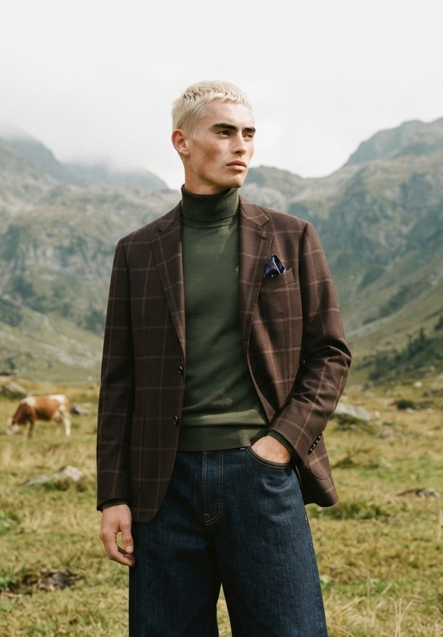 Karierter brauner Blazer mit grünem Rollkragenpullover, leger zu Jeans getragen