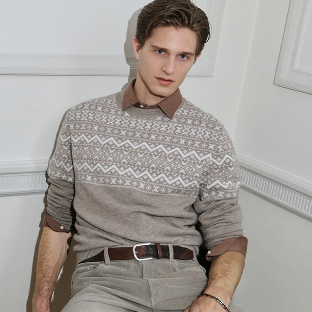 Hellbrauner Strickpullover mit weißem Muster, über Hemd, casual getragen