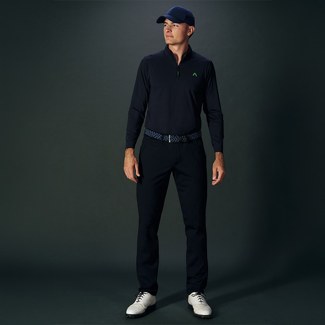 Mann in dunkelblauem Langarm-Pullover mit Reißverschluss und Kappe, sportlich elegant