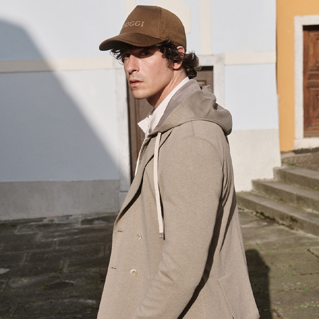 Hellbrauner Hoodie-Mantel aus Baumwolle, lässig im Freien getragen