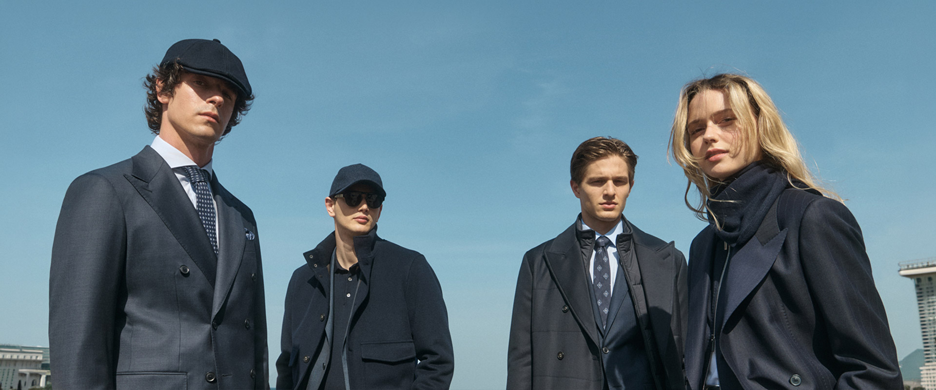 Männer in marineblauen Anzügen und Mänteln, draußen in Business-Kleidung