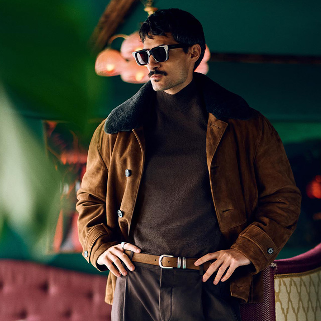 Mann in brauner Wildlederjacke und braunem Pullover, Herbstmode im Innenraum