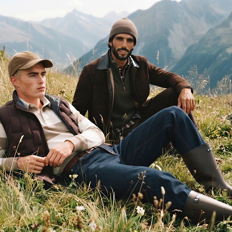 Zwei Männer in Freizeitkleidung mit gestreiftem Pullover und Steppweste, Wanderkleidung in Berglandschaft